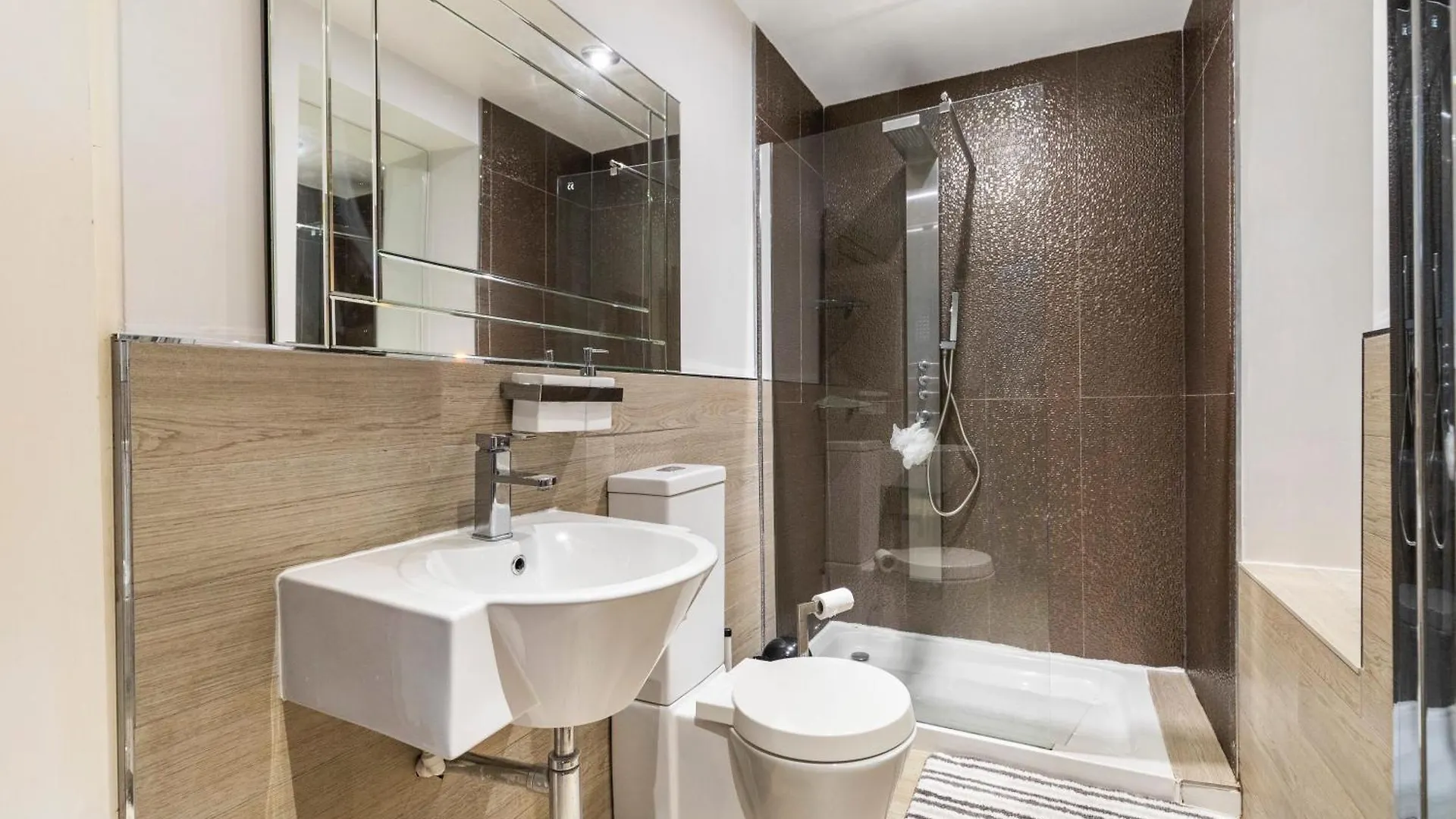 Country Farmhouse - Swim Spa Hot Tub- Bbq Hut Otley  0*, Otley (West Yorkshire)